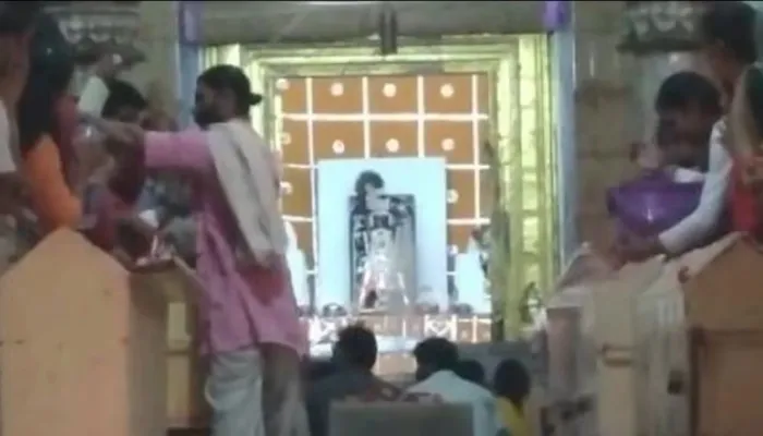 मथुरा: प्राचीन ठाकुर राधारमण मंदिर में ठाकुर जी का मनाया गया प्राकट्योत्सव