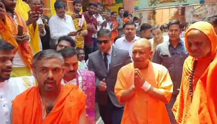 दो दिवसीय दौरे पर वाराणसी पहुंचे सीएम योगी, कई कार्यक्रमों में होंगे शामिल