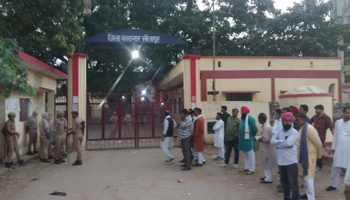 सीतापुर: आजम खान को मिली रिहाई, नहीं कर सकते मीडिया से बात, रिसीव करने पहुंचे शिवपाल यादव