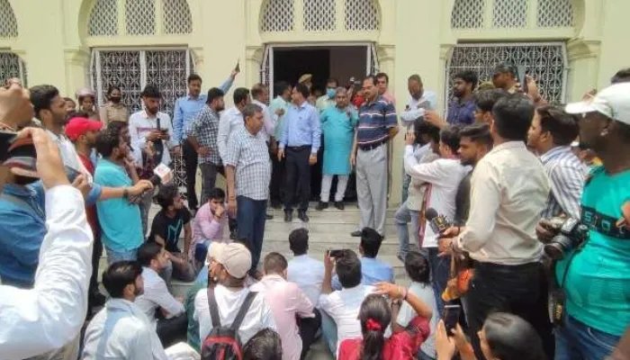 लखनऊ विवि के प्रोफेसर को काशी विश्वनाथ मंदिर पर विवादित बयान देना पड़ा भारी, छात्रों ने विरोध प्रदर्शन कर निलंबन की उठाई मांग