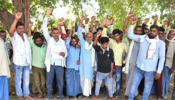 बहराइच: कोटा चयन कराए जाने से नाराज ग्रामीणों ने किया प्रदर्शन, डीएम को भेजा ज्ञापन