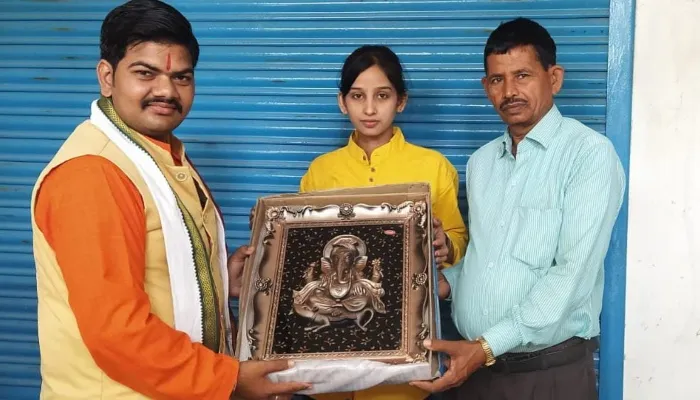 रायबरेली:  ITI परीक्षा में प्रदेश स्तर पर अपनी प्रतिभा का परचम लहराने वाली बेटी को किया गया सम्मानित