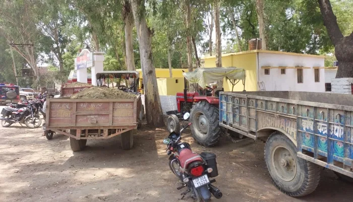 हरदोई: खनन विभाग के अधिकारी ने  मिट्टी से भरी ट्रैक्टर-ट्राली को पकड़कर किया सीज