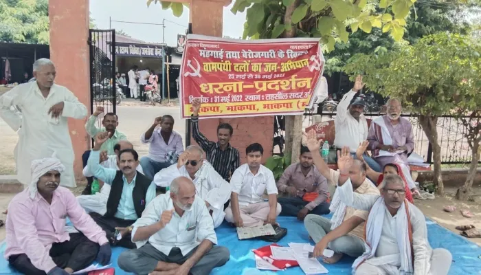 अयोध्या: महंगाई,बेरोजगारी और बुलडोजर राज के खिलाफ तहसील सदर पर दिया गया धरना