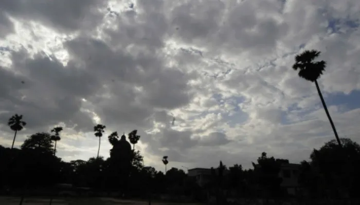 UP Weather Report: कई जिलों में छाए रहेंगे बादल, हो सकती है बारिश, जानें कब मानसून देगा दस्तक