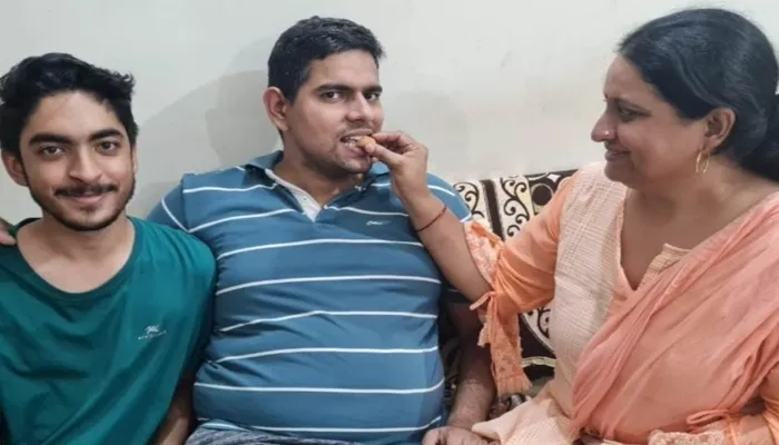बुलंदशहर: पहले प्रयास में IAS परीक्षा पास कर उत्तम भारद्वाज ने रौशन किया परिवार और शहर का नाम