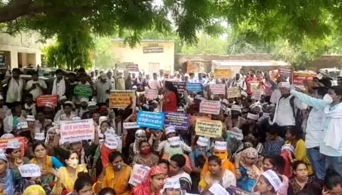 लखनऊ: नियुक्ति की मांग को लेकर चयनित अभ्यर्थी पहुंचे शिक्षा निदेशक बेसिक कार्यालय, किया धरना प्रदर्शन