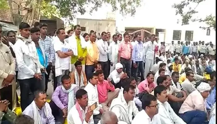आजमगढ़ : ब्लाक प्रमुख पर मारपीट का आरोप, धरने पर बैठे कर्मचारी