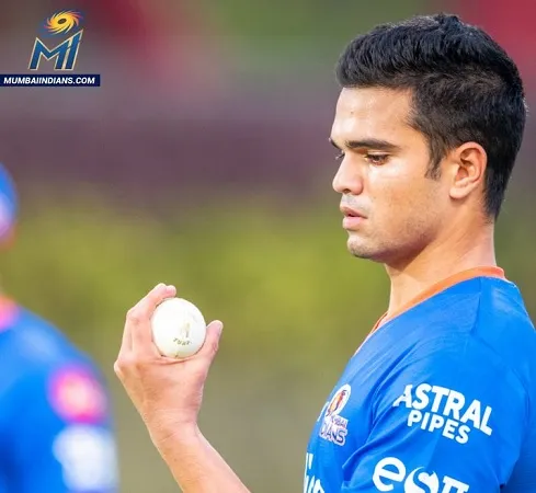 IPL 2022 : मुंबई इंडियंस ने शेयर की अर्जुन तेंदुलकर की फोटो, फैंस बोले- एक मैच तो खिला लो