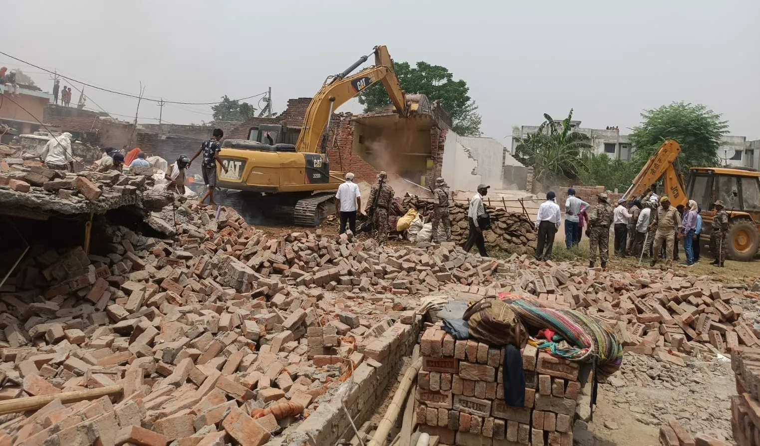 बरेली: हंगामे के बीच बीडीए की भूमि पर चला बुलडोजर