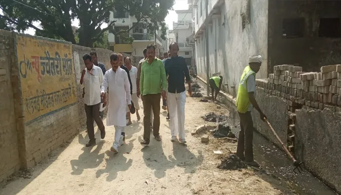 अयोध्या: वार्ड में गंदगी देख सफाई कर्मियों पर भड़के मेयर, दुरुस्त कराने के दिए निर्देश