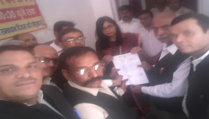 अयोध्या: विशेष सचिव व अपर मुख्य सचिव के खिलाफ उठी कार्रवाई की मांगी, अमर्यादित टिप्पणी के खिलाफ वकीलों ने दिया ज्ञापन