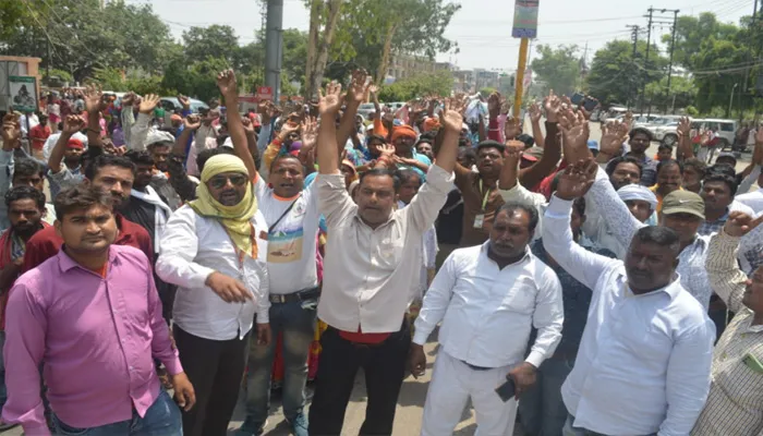 अयोध्या: अनशनरत सफाई कर्मियों का फूटा गुस्सा, सर्किट हाउस घेरा