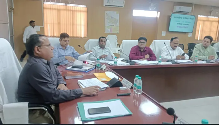 बाहर से दवाएं खरीदने के लिए मरीजों पर ना डाले दबाव: अयोध्या मंडलायुक्त नवदीप रिनवा