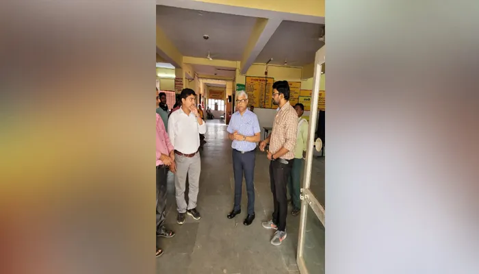 अयोध्या: CMO को निरीक्षण में गैरहाजिर मिले डॉक्टर और स्टाफ, वेतन काटने के निर्देश