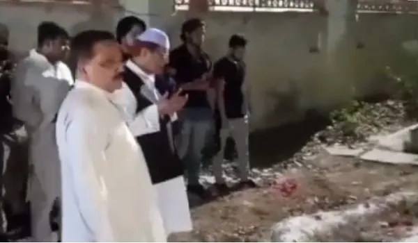 रामपुर : आजम खां ने मां-बाप की कब्र पर पढ़ी फातिहा, मांगी दुआ