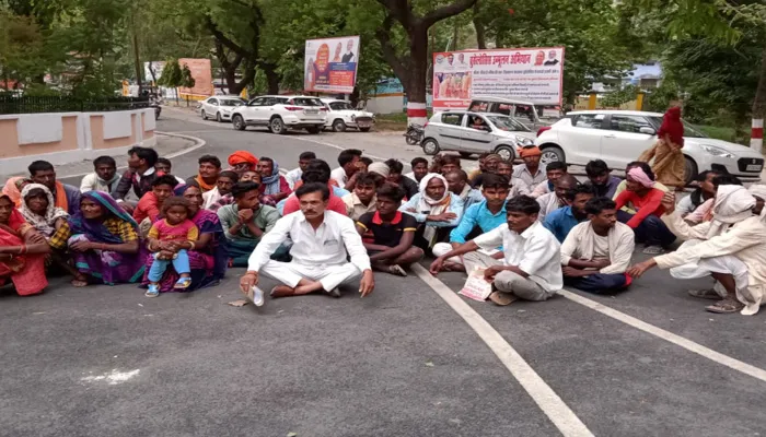 बहराइच: मांगों को लेकर बौद्ध परिपथ जामकर किया प्रदर्शन, भांग संग्रह में लगे श्रमिकों के साथ NCP जिलाध्यक्ष भी हुए शामिल