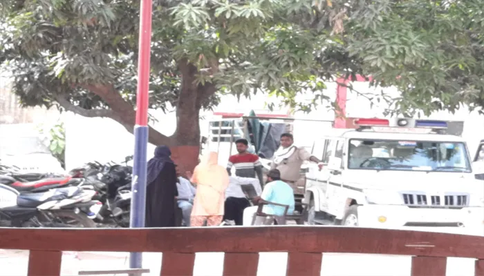 बहराइच: दलालों के सामने खड़ी रहती है पुलिस, कुर्सी पर बैठकर मामला निपटाते हैं दलाल