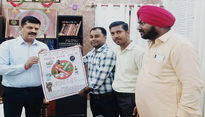 युवा नशे से दूर रहकर समाज को बढ़ाएं आगे: डीएम डॉ. दिनेश चन्द्र