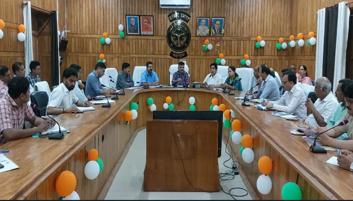 अवैध टैक्सी संचालकों के विरुद्ध करें गैंगस्टर की कार्रवाई: बहराइच डीएम