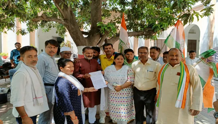 बहराइच: राशन कार्ड वापसी को लेकर कांग्रेस का प्रदर्शन, सौंपा ज्ञापन