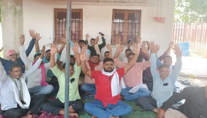बहराइच: वेतन न मिलने पर संविदा कर्मियों ने कार्य बहिष्कार कर दिया धरना