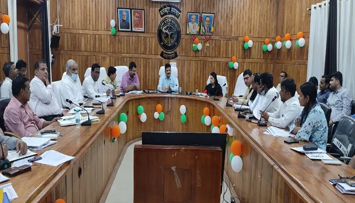 बहराइच: रिपोर्ट लंबित होने पर तीन सीएचसी अधीक्षकों का रोका वेतन