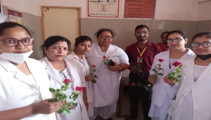 बाराबंकी: अंतर्राष्ट्रीय नर्स दिवस पर चाइल्ड लाइन ने नर्सों का किया सम्मान