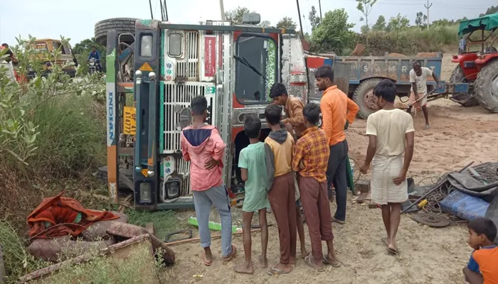बाराबंकी: मौरंग से भरा ट्रक पलटा, मजदूर घायल