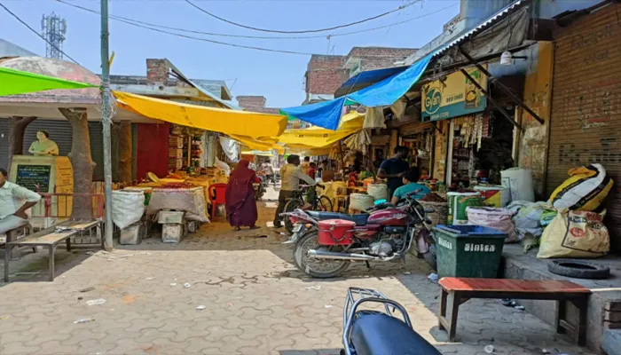 बाराबंकी: अतिक्रमण की चपेट में है संपूर्ण नगरीय क्षेत्र, सड़क पर ही सजी हैं दुकानें