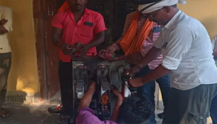 बाराबंकी: सूरतगंज विद्युत उपकेंद्र पर धमाका, दो दर्जन गांव की बिजली हुई गुल
