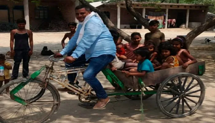 बाराबंकी: बच्चों को स्वयं ठेले पर ढोकर स्कूल ले जा रहे प्रधानाध्यापक दयाशंकर सिंह
