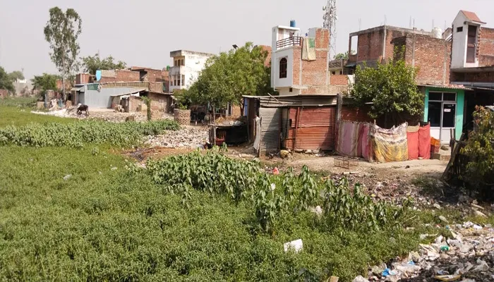 बाराबंकी: भू माफियाओं के हौसले बुलंद, तालाबों पर कब्जा कर अतिक्रमणकारियों ने बना लिए मकान