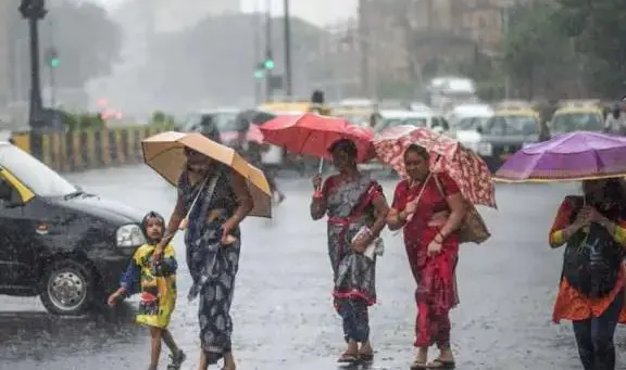बरेली: लंबे इंतजार के बाद लोगों को तपती गर्मी से मिली राहत, सुबह-सुबह हुई तेज बारिश से तापमान में आई गिरावट