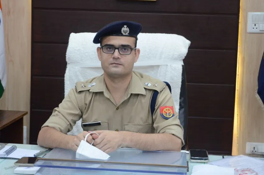 बरेली: कबाड़ी काट रहे चोरी की गाड़ियां और ऑटो
