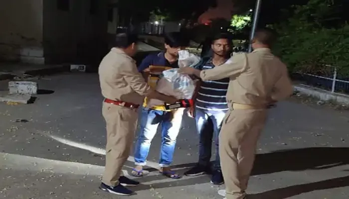 बुलंदशहर में हो रही दिल्ली से शराब तस्करी, अफसर सभी गाड़ियों की ले रहे तलाशी