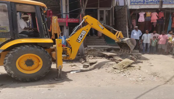 रायबरेली: ऊंचाहार नगर में अतिक्रमण पर चला बुलडोजर, कई मकान हुए ध्वस्त