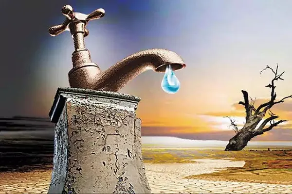 बरेली: सात दिन से पानी की किल्लत को लेकर महिलाओं ने सीईओ को घेरा