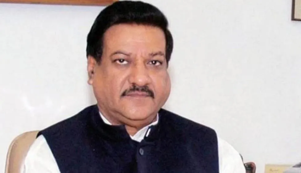 ईवीएम को हटाकर मतपत्र की व्यवस्था लागू करने संबंधी चुनावी वादा करना चाहिए: चव्हाण