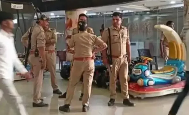 मॉल की चौथी मंजिल से युवती ने लगाई मौत की छलांग, काफी देर से  मल्टीप्लेक्स कार्नर के पास रेलिंग पर टहल रही थी युवती