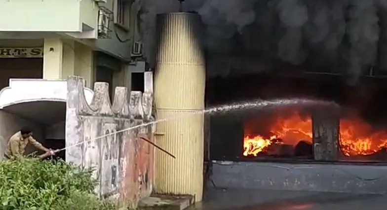 जमशेदपुर: टायर गोदाम में उठी आग की लपटे, 5KM तक फैला धुआं, लोगों को सांस लेने में हो रही परेशानी