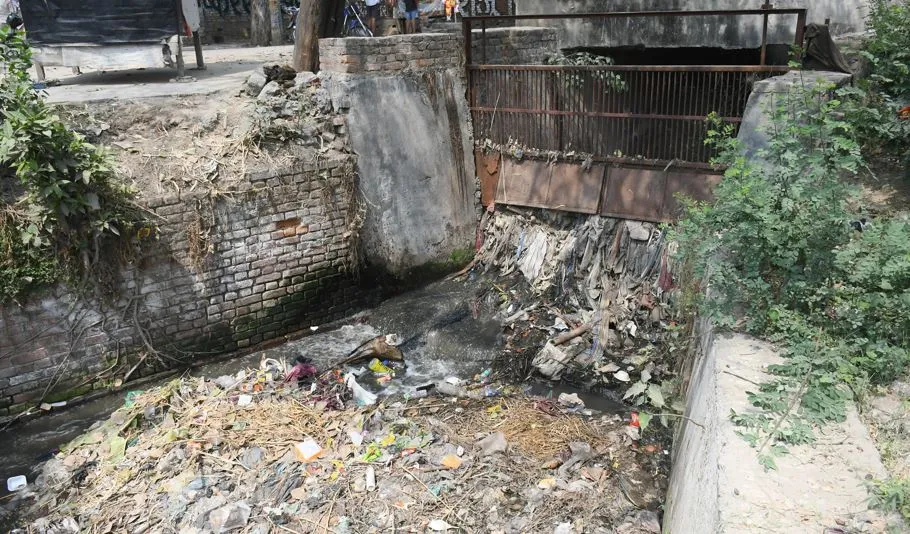 बरेली: बड़े नालों की नहीं हो रही सफाई, बरसात में जलभराव से जुझेंगा शहर