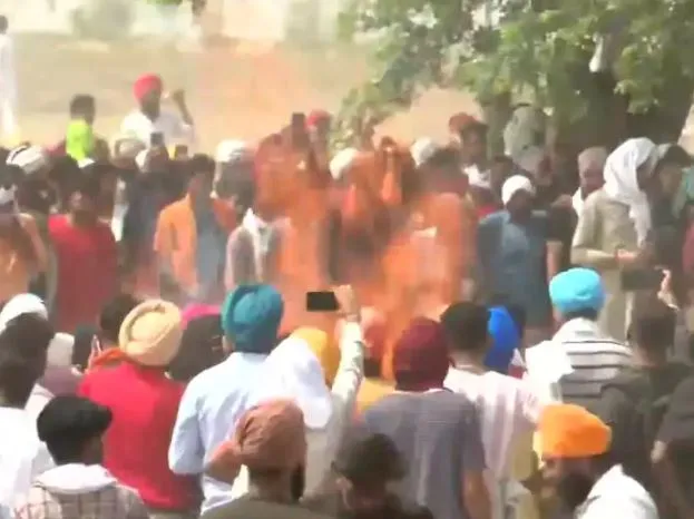 लाल पगड़ी में विदा हुए सिद्धू मूसेवाला, हजारों फैंस की आंखें हुईं नम, पिता ने दी मुखाग्नि