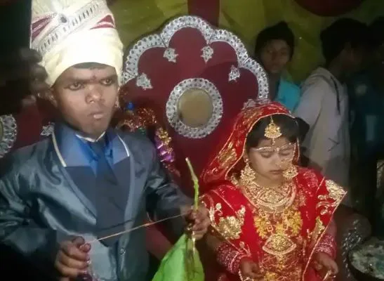 बिहार: 36 इंच के दूल्हे की दुल्हन बनी 34 इंच की लड़की, सेल्फी लेने बिन बुलाए पहुंचे लोग