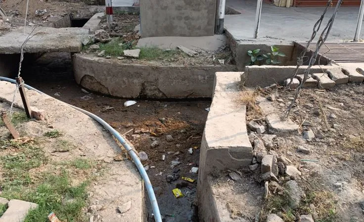 बरेली: नालों में गोबर और गंदगी ने रोकी जलनिकासी की राह