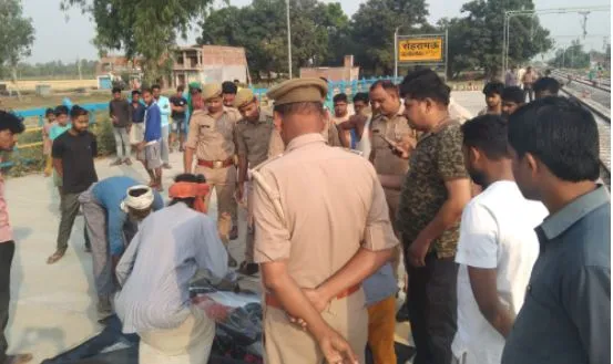 पीलीभीत: स्टेशन के प्लेटफार्म पर पोल से लटका मिला युवक का शव