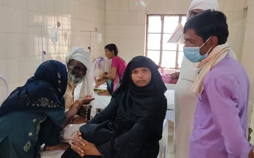 बरेली: टीबी वार्ड में मरीजों के साथ खाना खा रहे तीमारदार