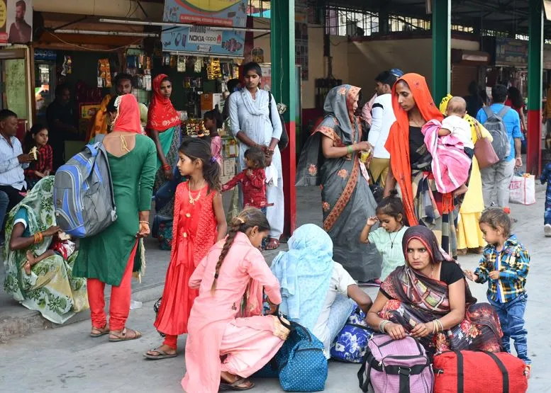 बरेली: बस अड्डों पर बसें न होने से परेशान हुए यात्री