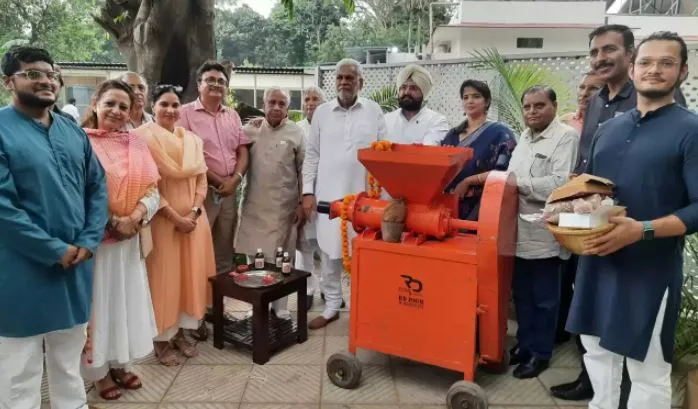 मंत्री रूपाला ने आईआईटी दिल्ली को सूखे गोबर से लट्ठे बनाने वाली मशीन सौंपी 