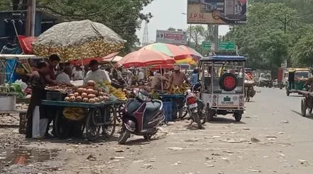 बरेली: मंडी की फुटपाथ पर ठेली दुकानदारों का कब्जा, राहगीर परेशान